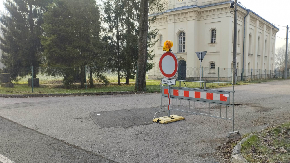 U EVANGELICKÉHO KOSTELA ZAPARKUJÍ PŘENOSOVÉ VOZY