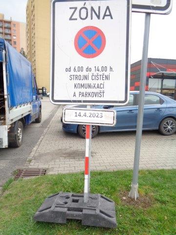 V PÁTEK PRACOVNÍCI VYČISTÍ ČÁST ULICE OKRUŽNÍ, POKRAČOVAT BUDOU V PONDĚLÍ