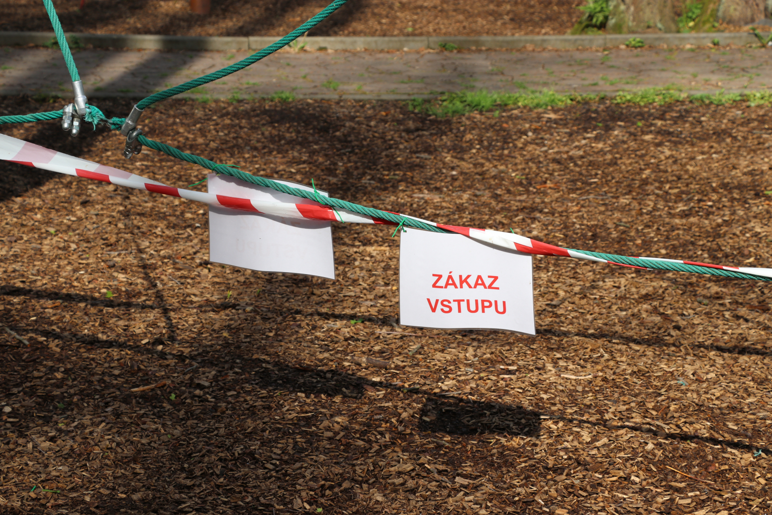 DBEJTE OPATRNOSTI V LESOPARKU