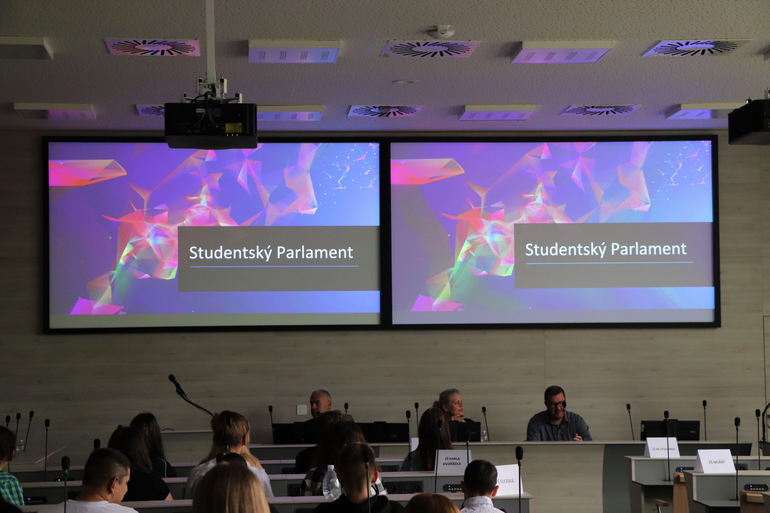 ORLOVŠTÍ STUDENTI DEBATOVALI S VEDENÍM MĚSTA