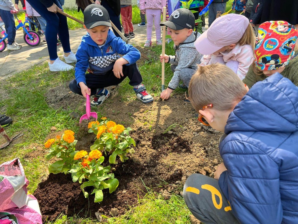 MŠ Ke Studánce 1033 - „Malí zahradníci", květinová zahrádka