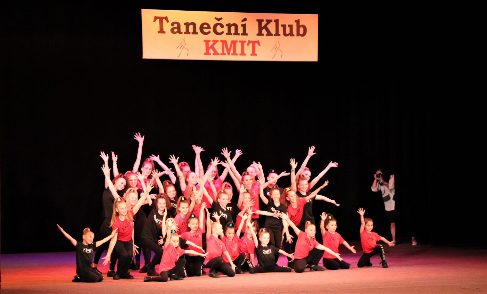 KMIT ZAKONČIL ŠKOLNÍ ROK TANEČNÍ AKADEMIÍ