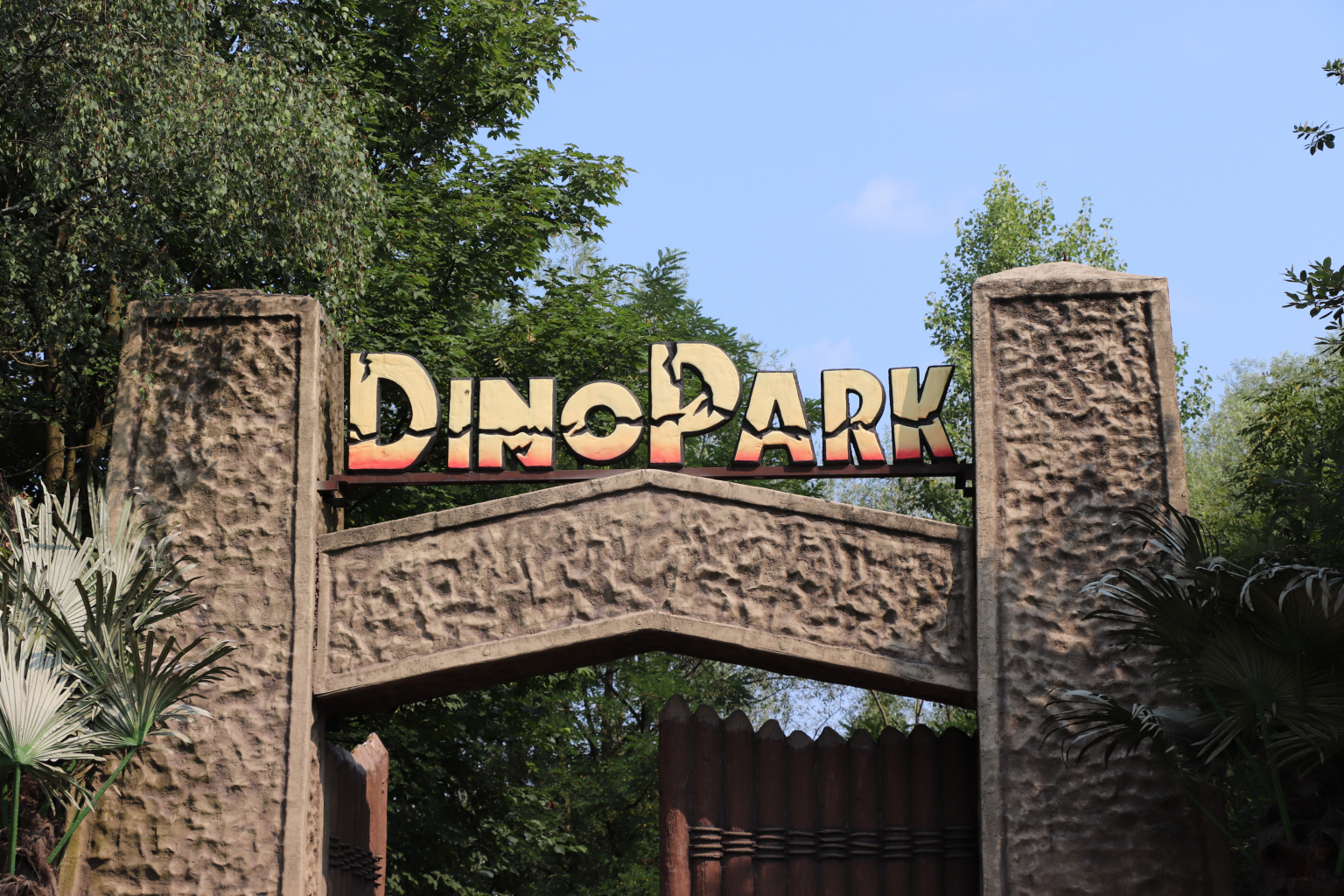 RODINY ZAMÍŘILY ZA DINOSAURY
