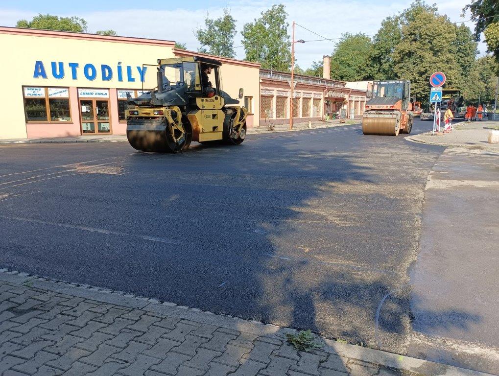 NA ULICI NÁDRAŽNÍ A PETRA CINGRA PROBÍHÁ OBNOVA POVRCHU