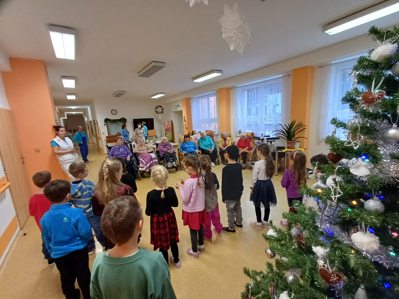 ZŠ Školní 862 - 1.A navštívila Domov seniorů Pohoda.