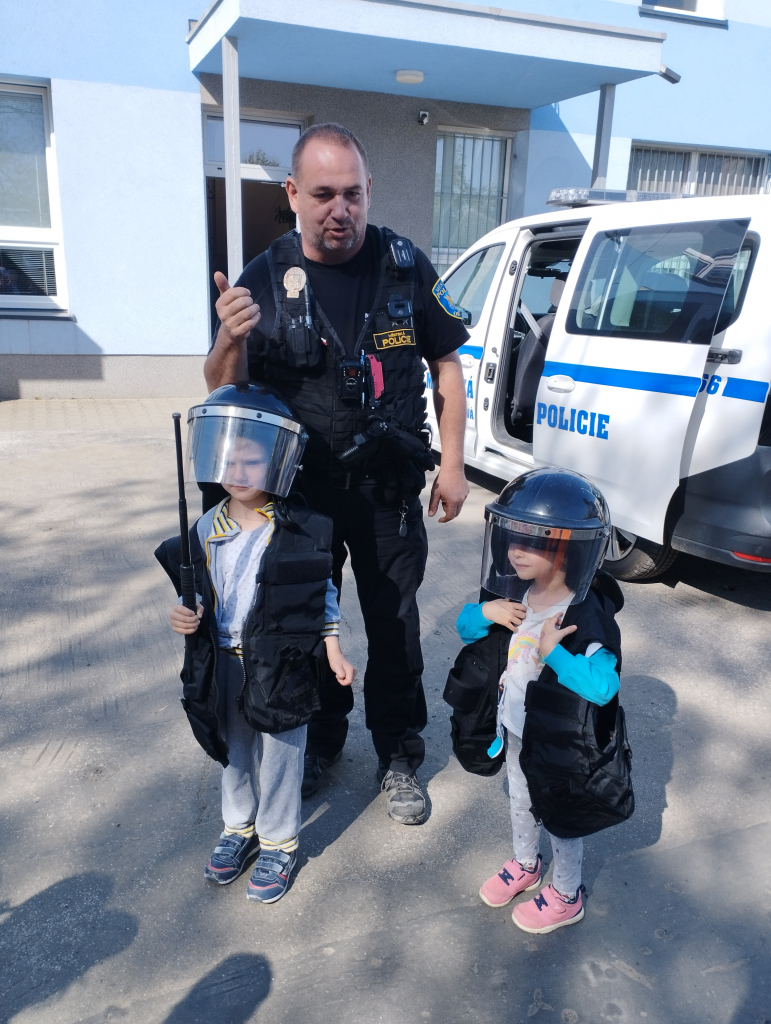 MŠ Lesní - Děti na návštěvě u Městské policie v Orlové