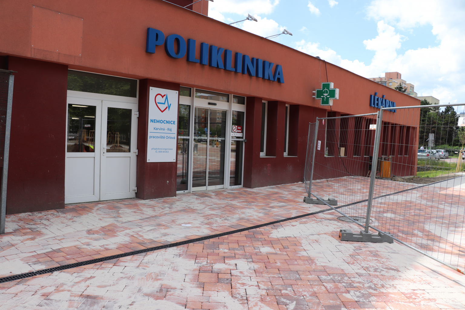 REGENERACE PROSTRANSTVÍ PŘED NEMOCNICÍ JE TÉMĚŘ U KONCE