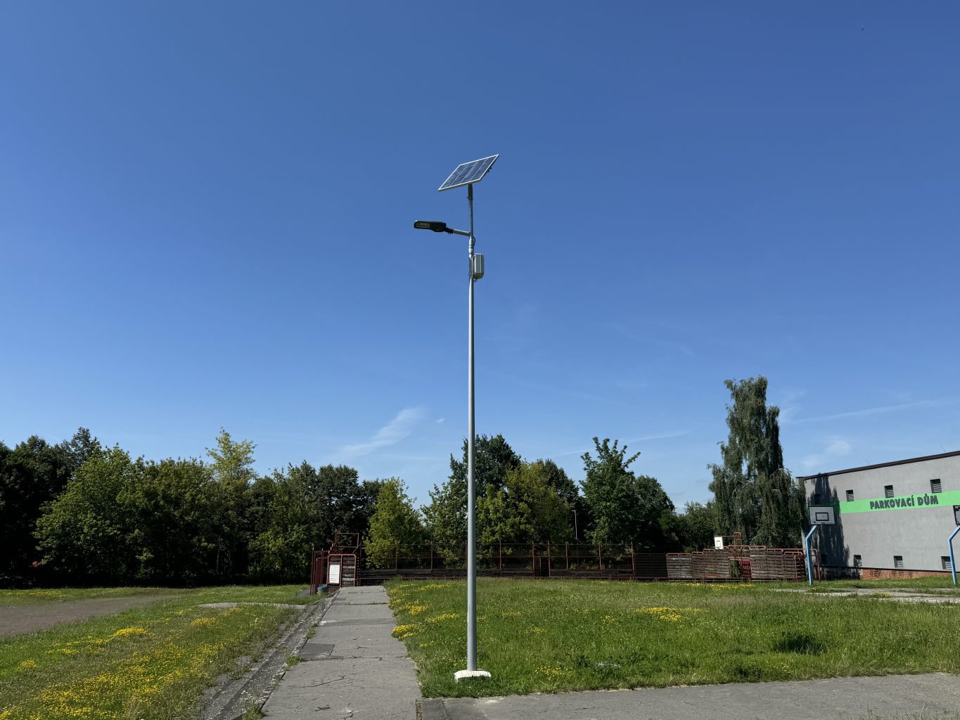 PO SOLÁRNÍCH ZASTÁVKÁCH ZKOUŠÍME I SOLÁRNÍ LAMPY