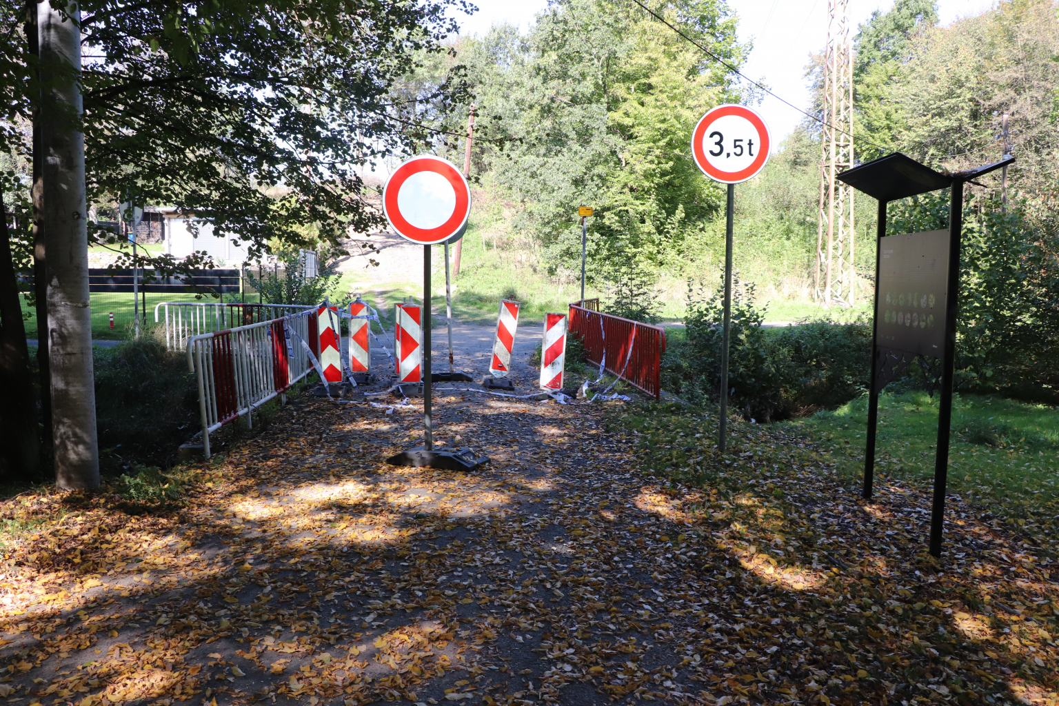 MOST NA ULICI LIDICKÁ JE STÁLE UZAVŘEN, V LESOPARKU JE JIŽ ČISTO