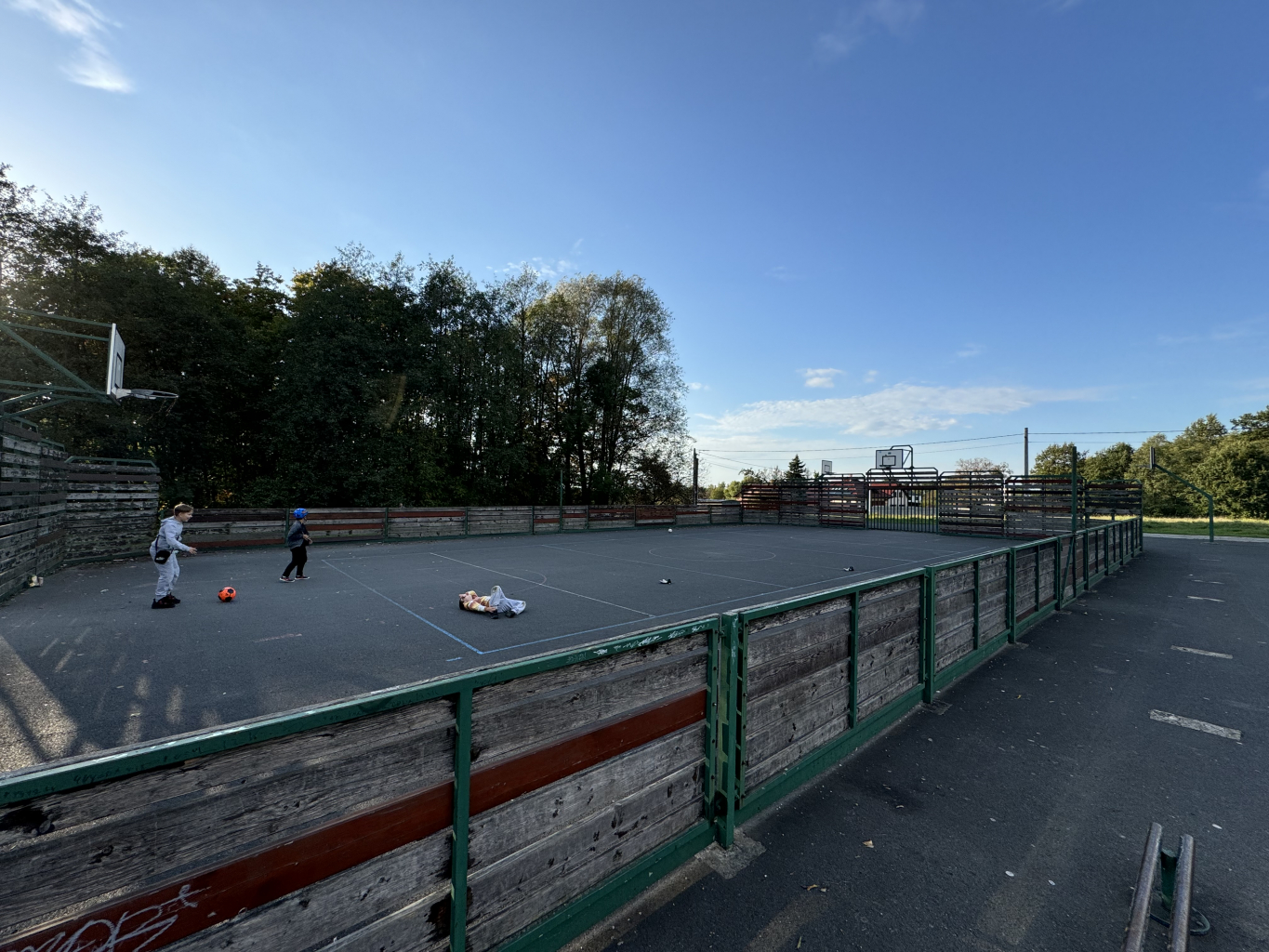 6) Veřejně přístupné sportovní hřiště na ul. Ke Studánce