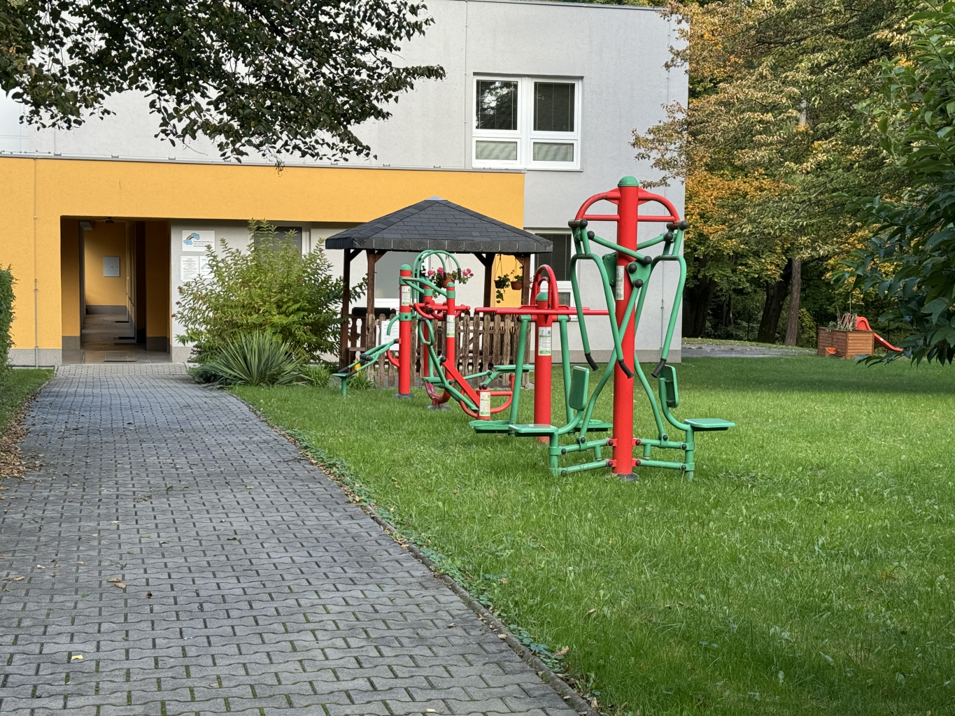 8) Fitness hřiště na ul. Mládí (u Pohody)