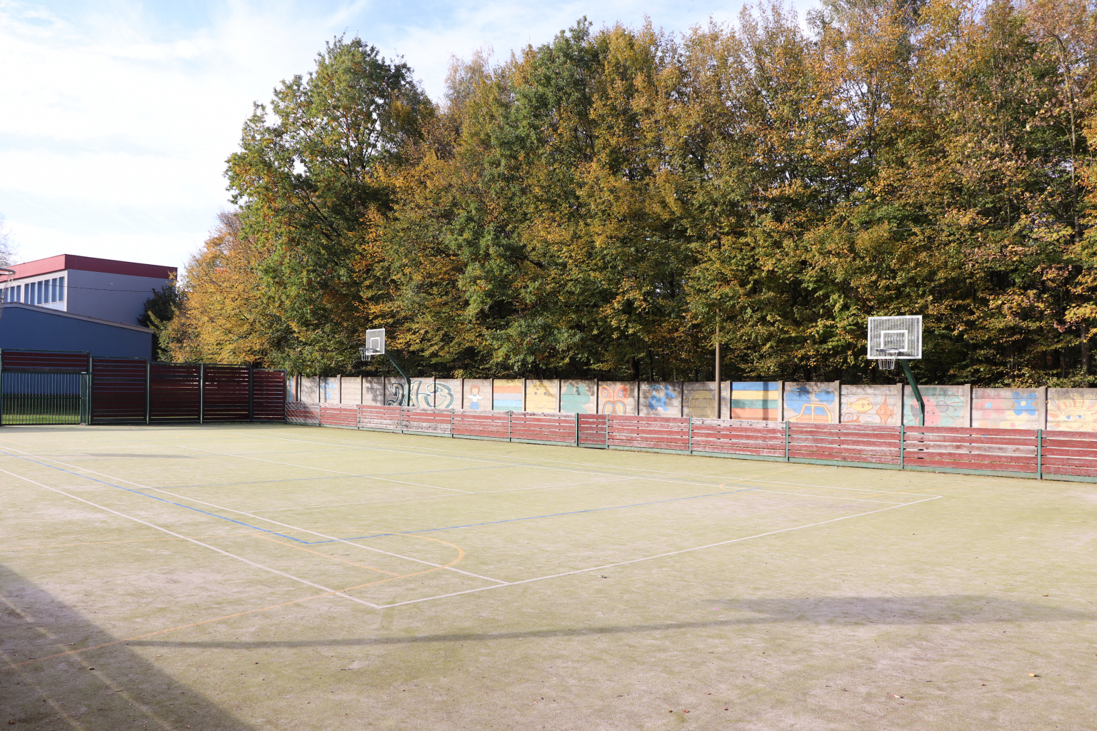 10) Veřejně přístupné sportovní hřiště a ul. Slezská