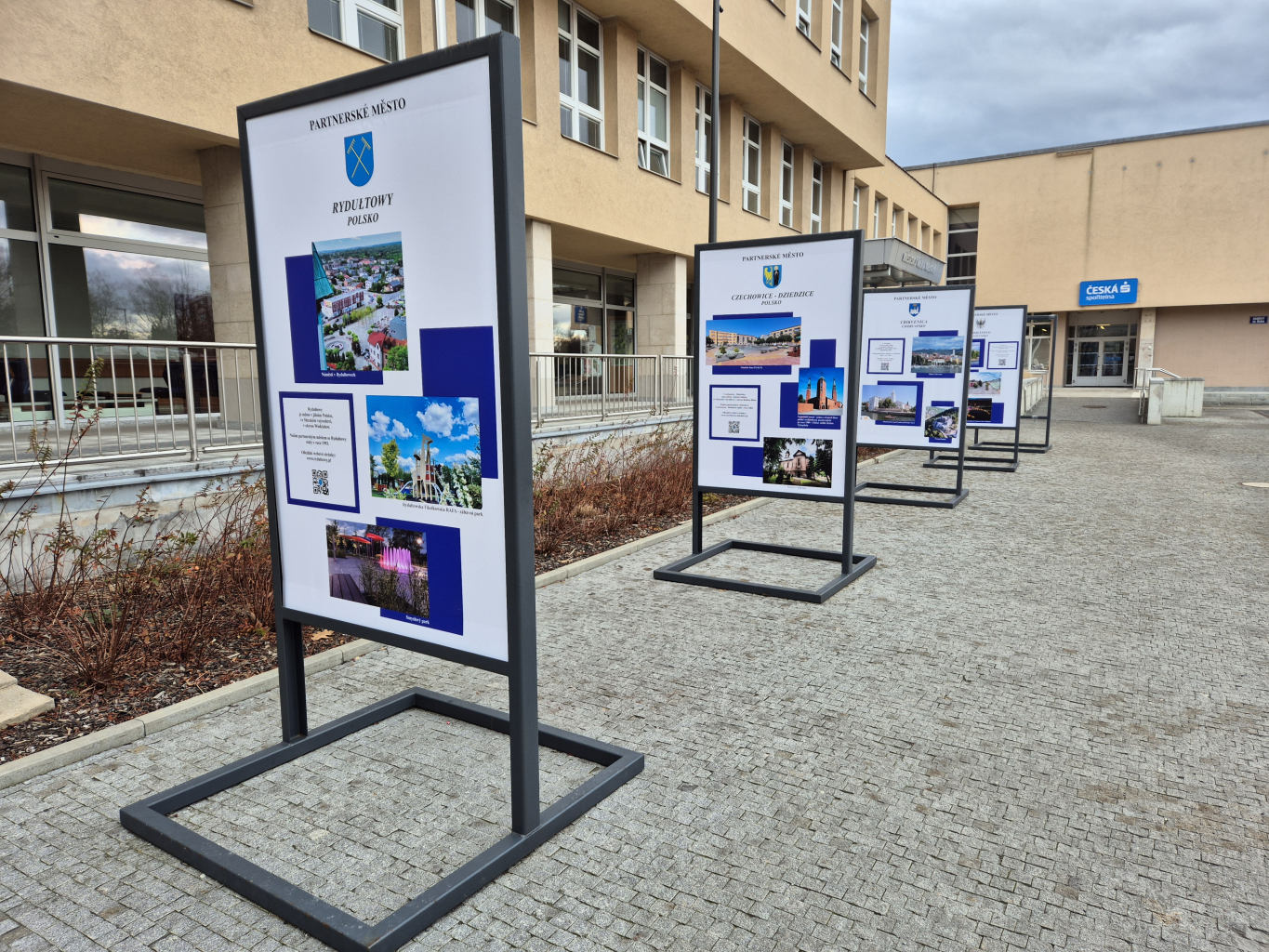 VÝSTAVU PETRA POLÁČKA VYSTŘÍDALA PARTNERSKÁ MĚSTA