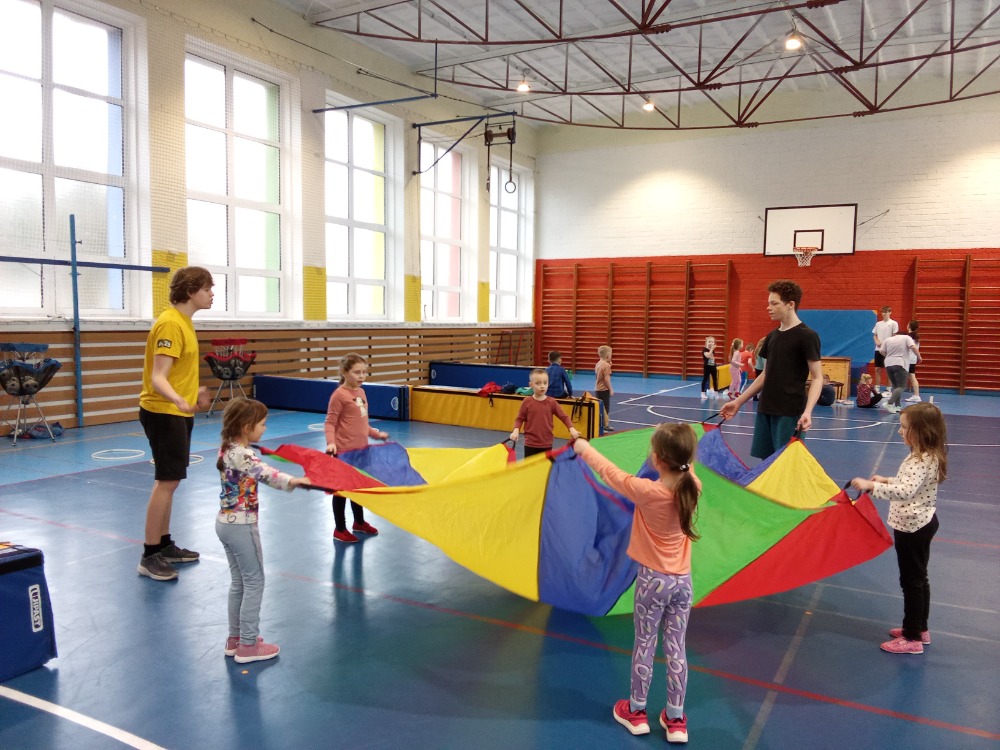 MŠ Kpt. Jaroše - Naše sportovní dopoledne se staršími kamarády
