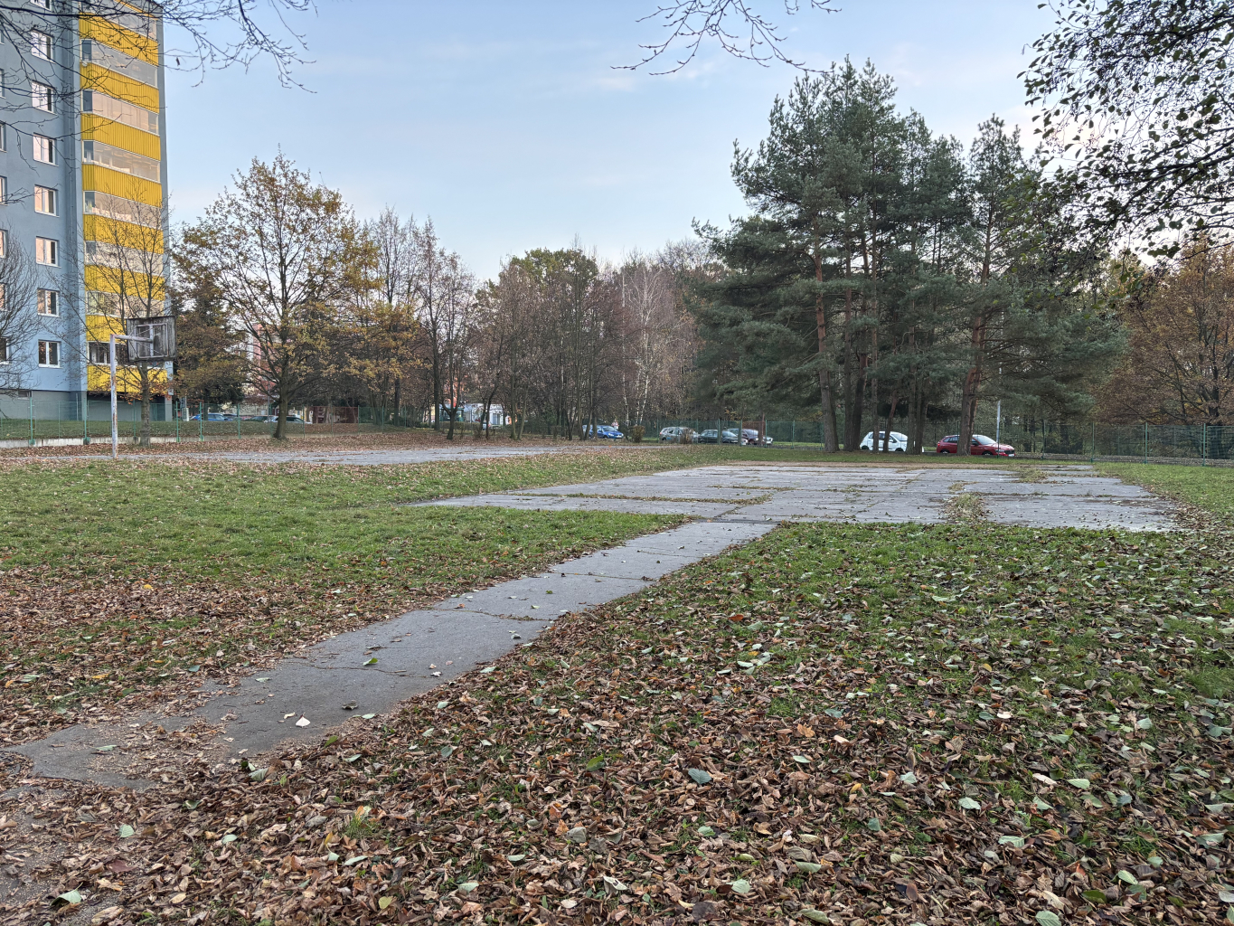ZAČÍNÁME PRACOVAT NA NOVÉM SPORTOVIŠTI U ZŠ KE STUDÁNKY