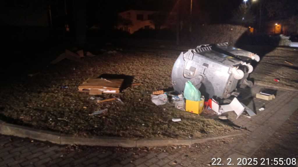VEČERNÍ VANDALISMUS UKONČILI STRÁŽNÍCI