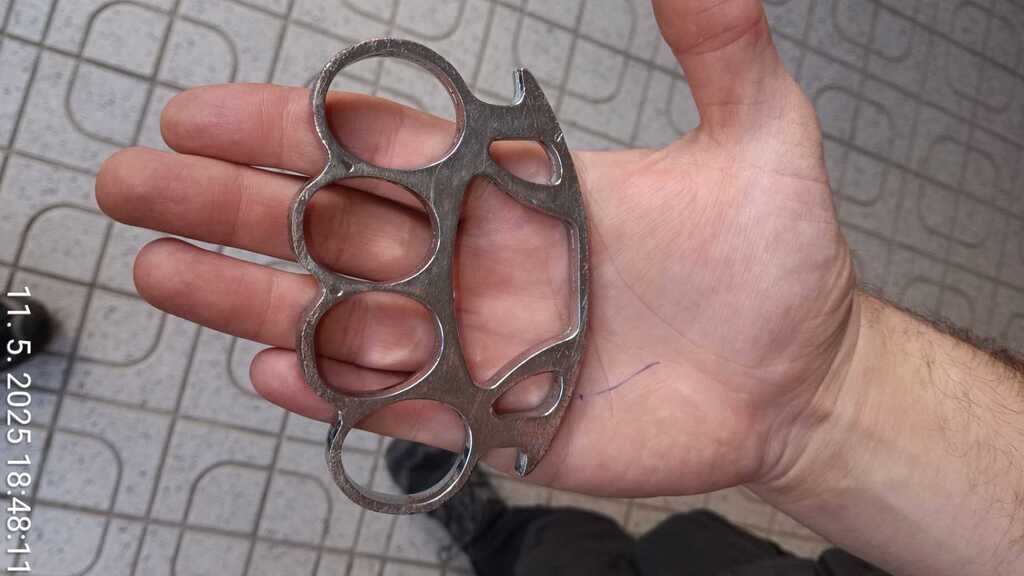 NEZLETILÍ NIČILI LAVIČKU KOVOVÝM BOXEREM