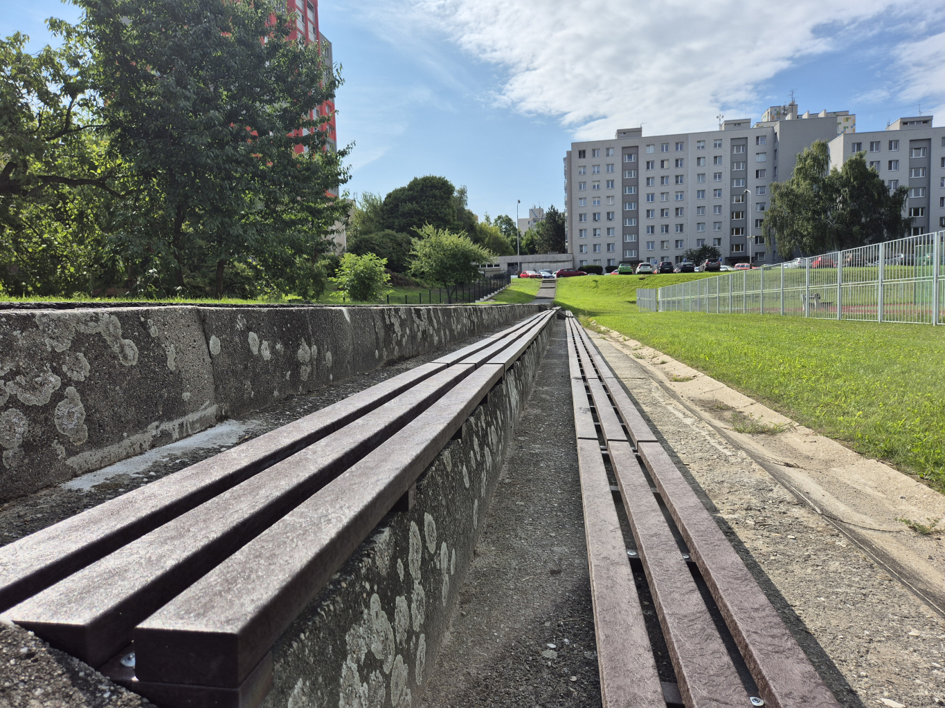POSEZENÍ NA HŘIŠTI U KAPLIČKY JE HOTOVÉ