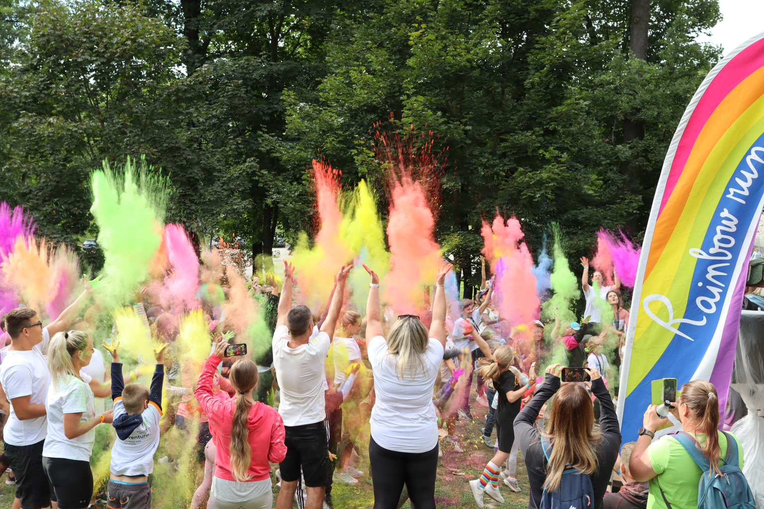 NA DVĚ STĚ LIDÍ SE V ORLOVÉ PROBĚHLO BARVAMI
