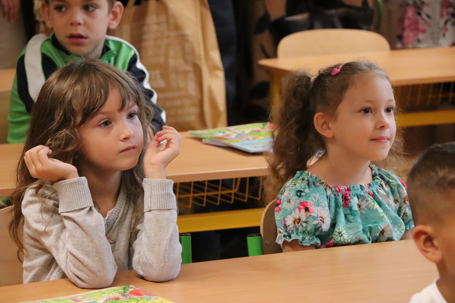 PŘES TŘI STA PRVŇÁČKŮ DNES ZAHÁJILO SVOJI VELKOU ŠKOLNÍ CESTU