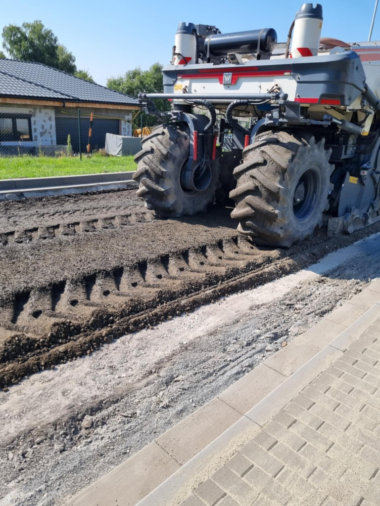 PROBÍHÁ II. ETAPA REKONSTRUKCE SILNICE V ULICI ZÁTIŠÍ