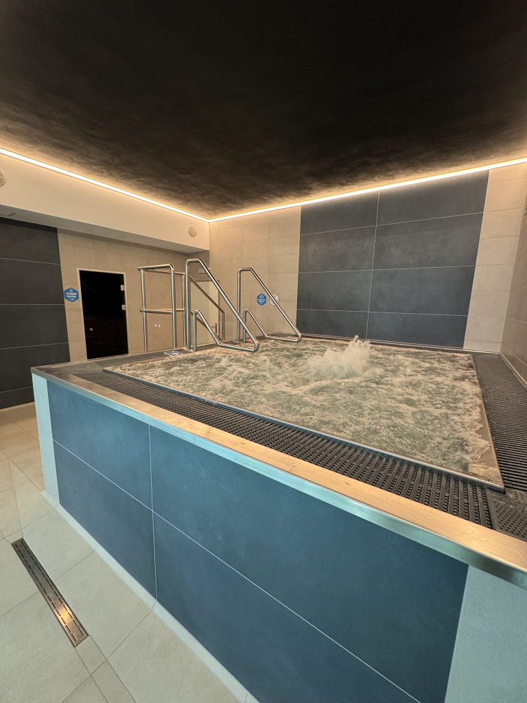 KRYTÝ BAZÉN LÁKÁ NA BAREVNOU VÍŘIVKU, PARNÍ SAUNU A DALŠÍ NOVINKY