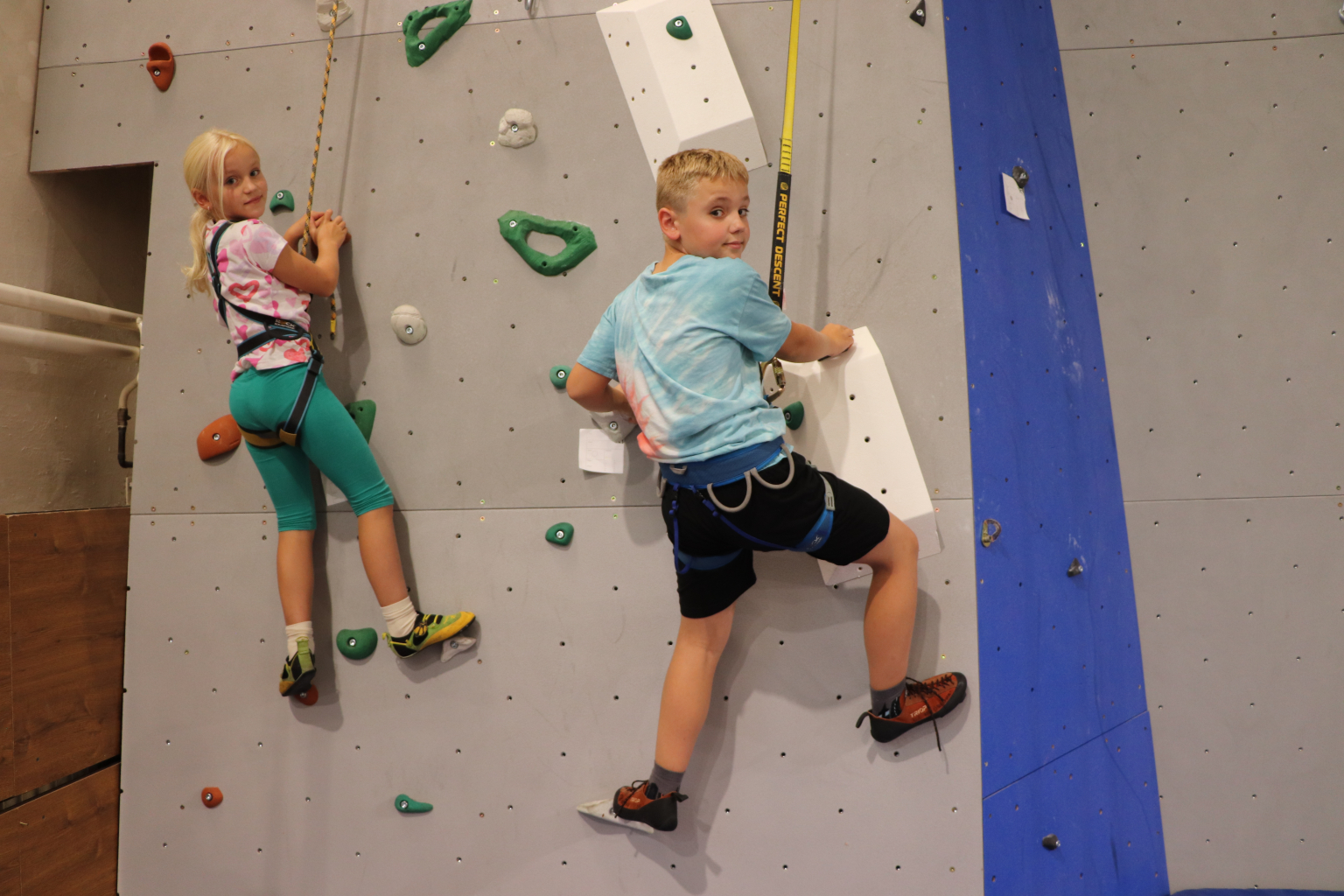 ŠKOLA ŠKOLNÍ MÁ MODERNÍ LEZECKOU STĚNU