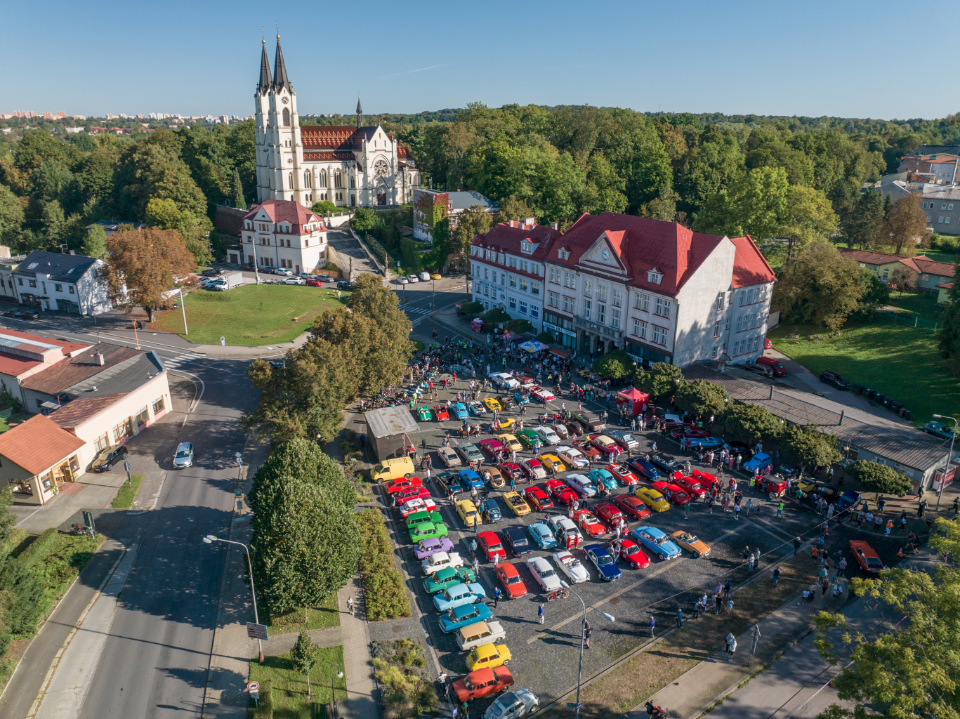 STARÉ NÁMĚSTÍ PRASKALO VE ŠVECH. PŘIJELO PŘES TŘI STA VETERÁNŮ
