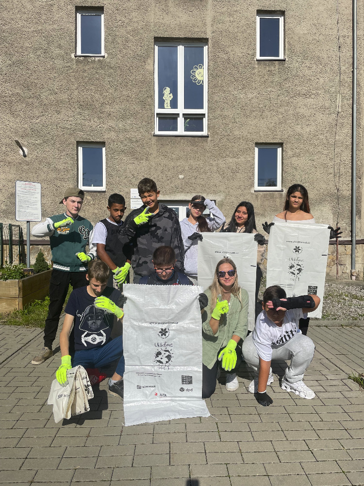 ZŠ JARNÍ SE OPĚT ZAPOJILA DO AKCE "UKLIĎME SVĚT"