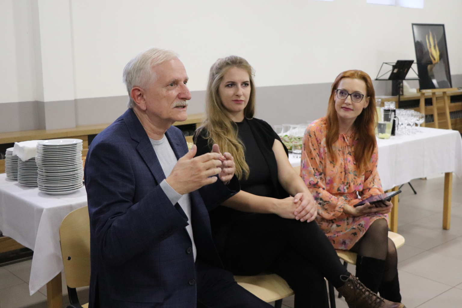 ČESLAV HANZLIK, KATKA SUDER A DALL-E3 VYSTAVUJÍ V DOMĚ KULTURY