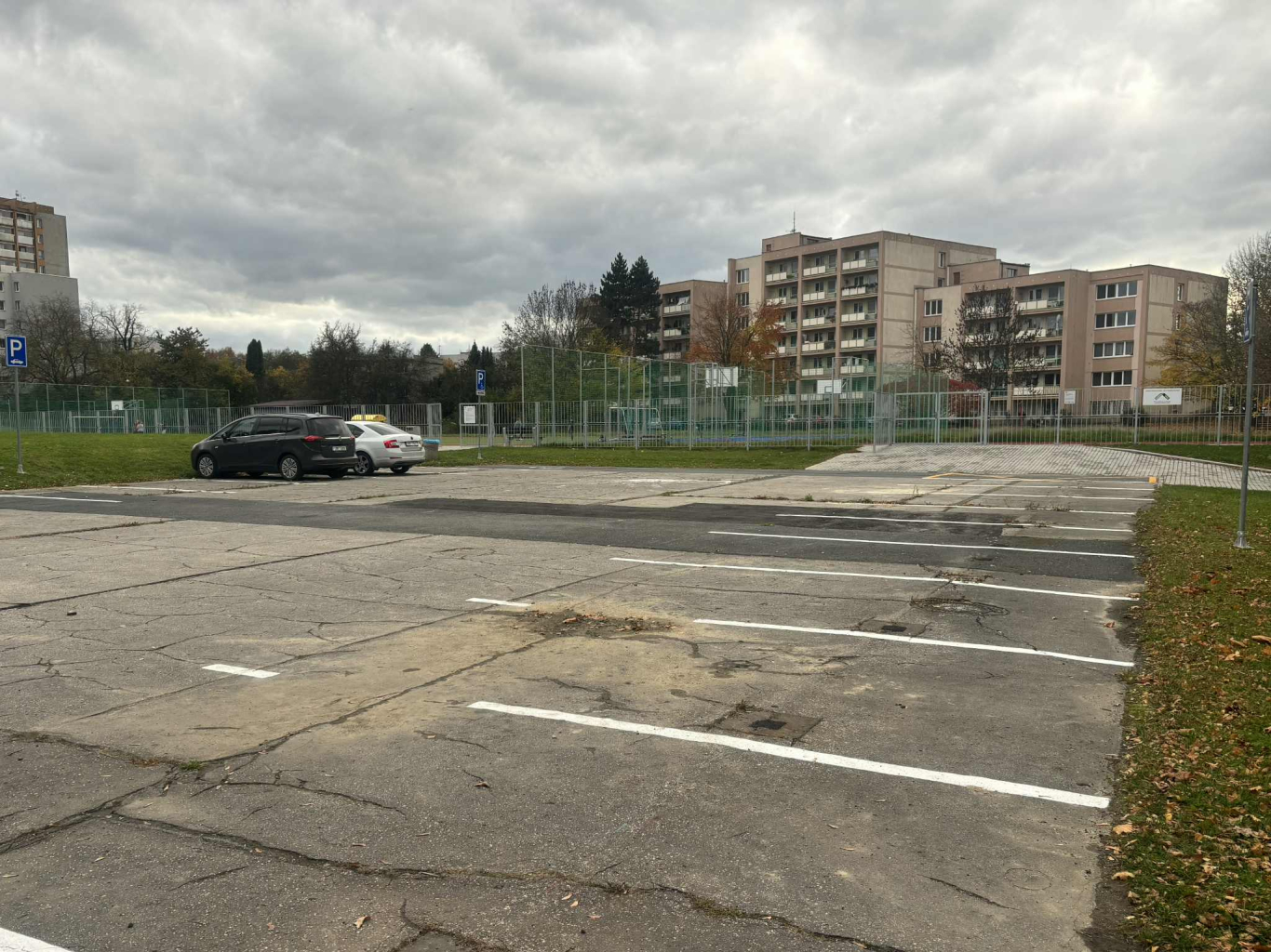 Z BÝVALÉHO HŘIŠTĚ V ULICI OKRUŽNÍ JE PARKOVIŠTĚ