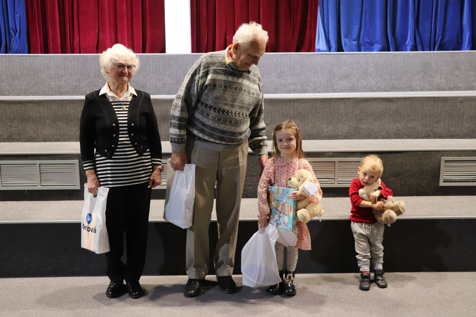 VYHODNOCENÍ PLAVECKÉ SOUTĚŽE SE NESLO V PŘÁTELSKÉ ATMOSFÉŘE