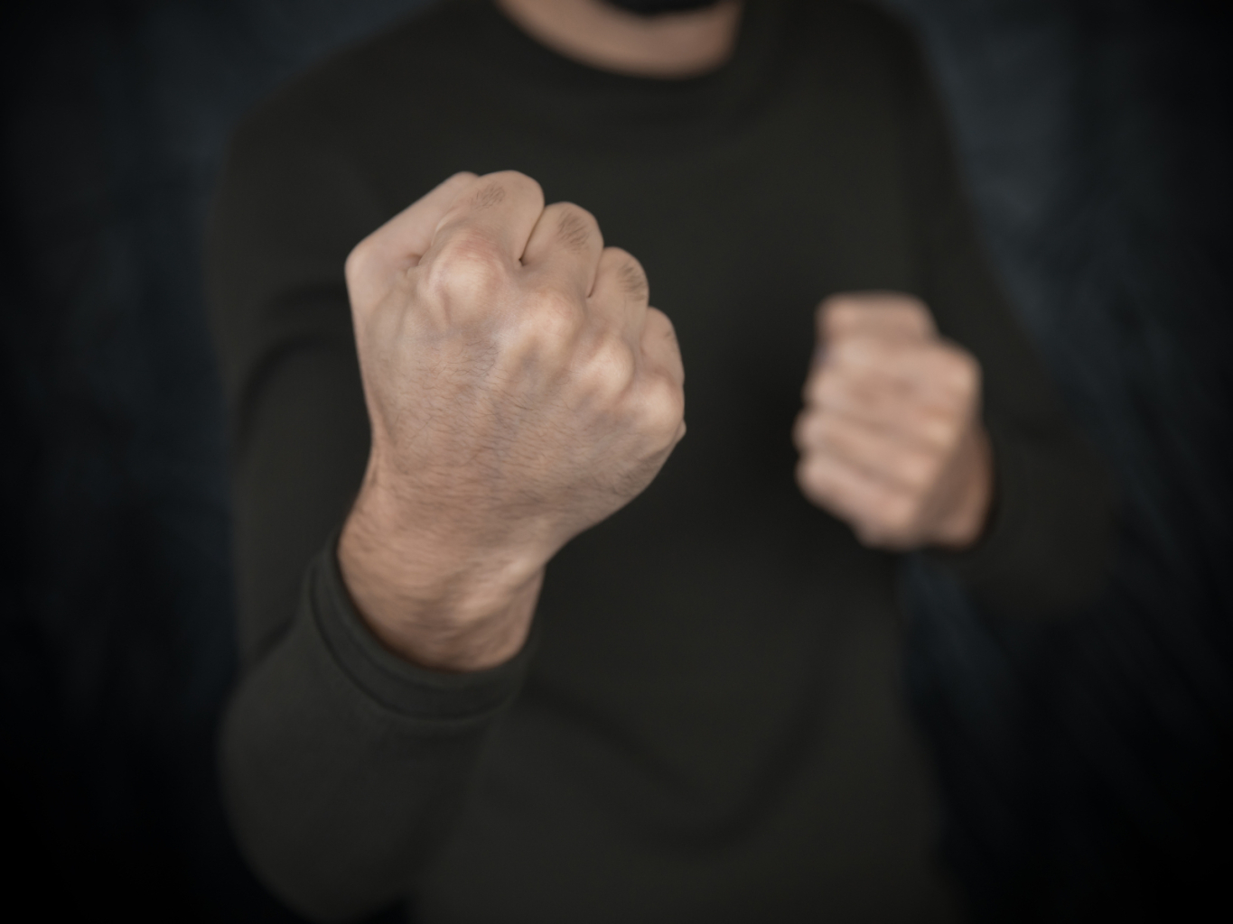 STRÁŽNÍCI SI PORADILI S POŘEZANÝM POD VLIVEM I HROMADNOU BITKOU