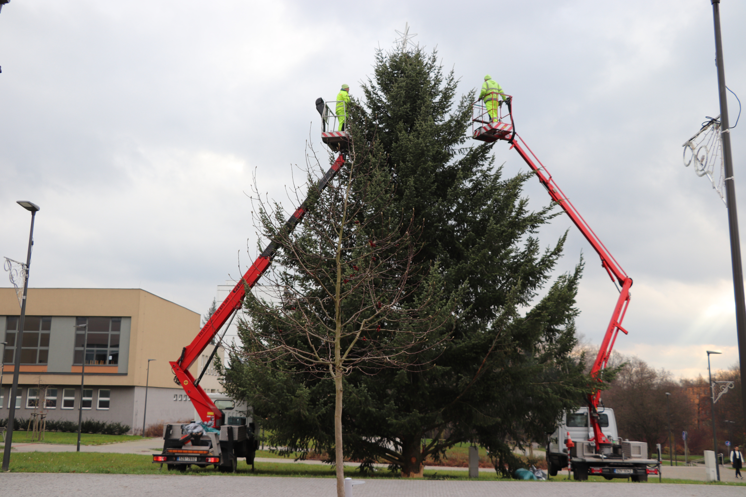 VÁNOČNÍ ZDOBENÍ MĚSTA JE V PLNÉM PROUDU