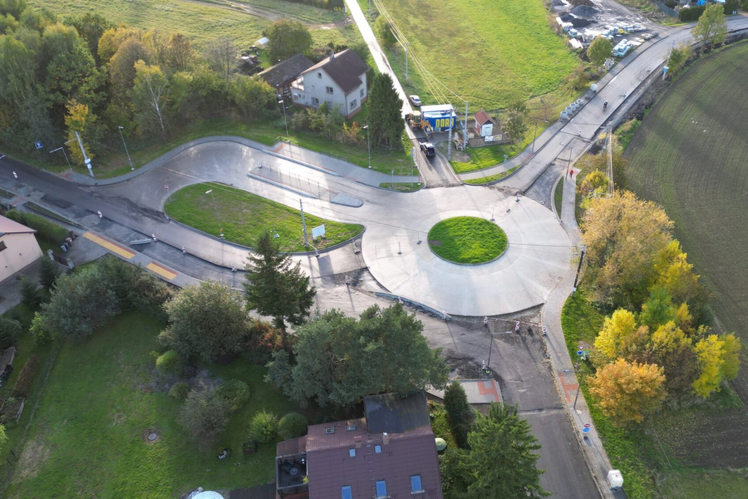 O VÍKENDU SE NOVÝ KRUHÁČ V RYCHVALDU UZAVŘE I PRO AUTOBUSY