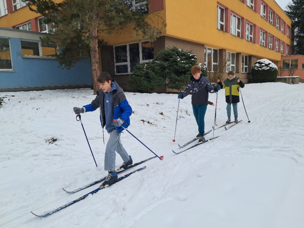 Netradiční tělesná výchova v ZŠ Školní - Škola využívá sníh a běžky
