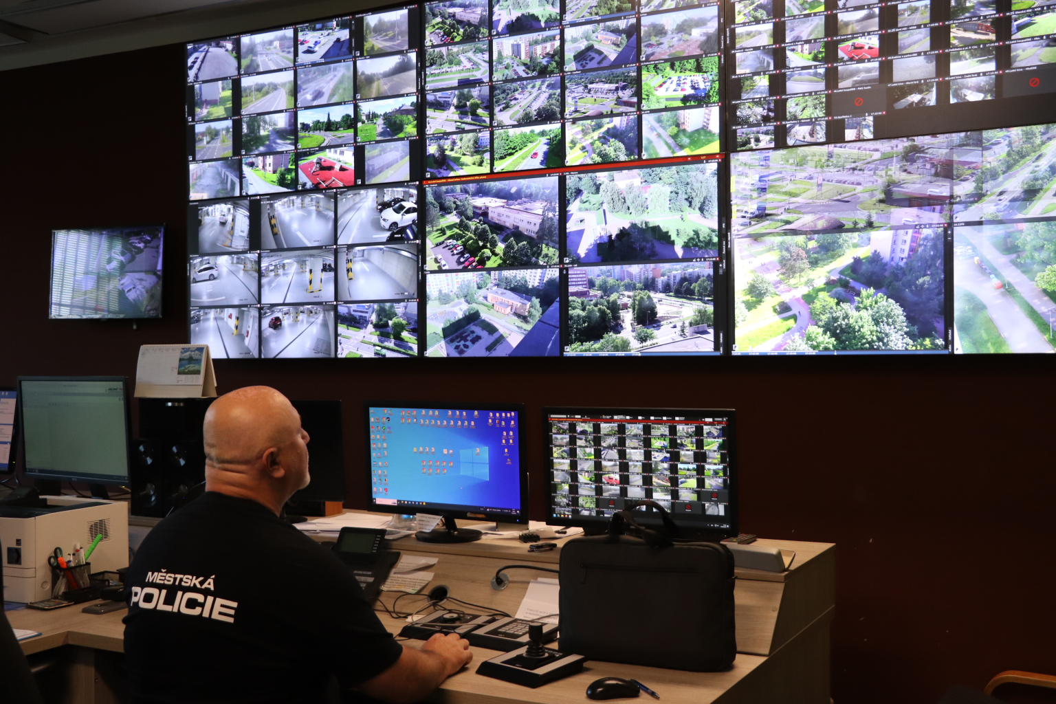 STRÁŽNÍCI NEDALI ZLODĚJI MASA ŠANCI