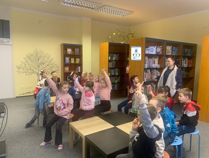 ZŠ U Kapličky - Prvňáčci v říši pohádek: Návštěva školní knihovny