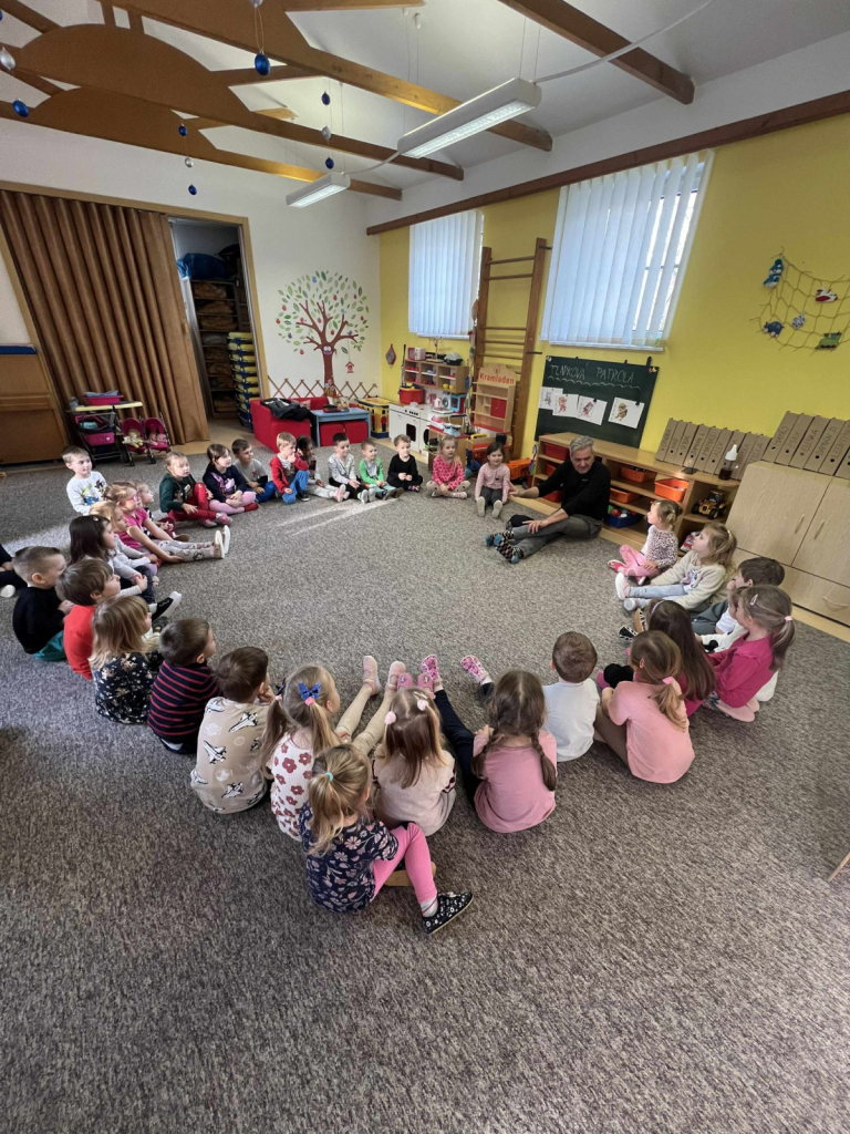 Logohrátky se Slávkem Bourou potěšily děti v Mateřské škole Husova v Orlové