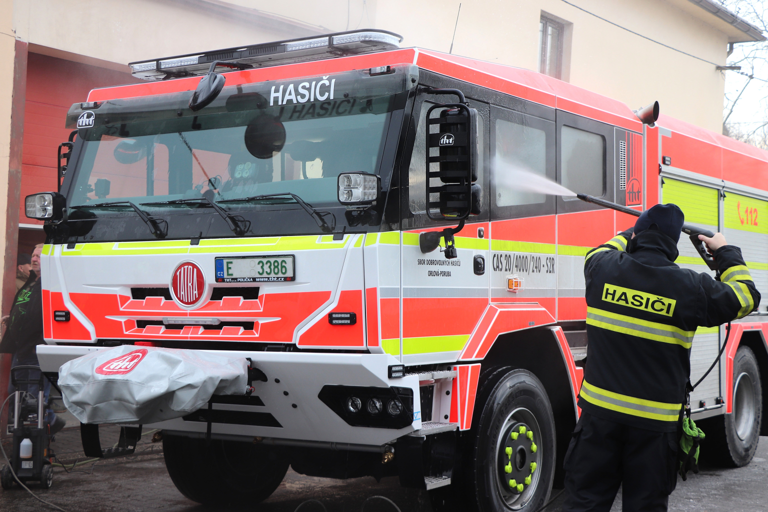 DOBROVOLNÍ HASIČI Z PORUBY MAJÍ NOVOU HASIČSKOU CISTERNU