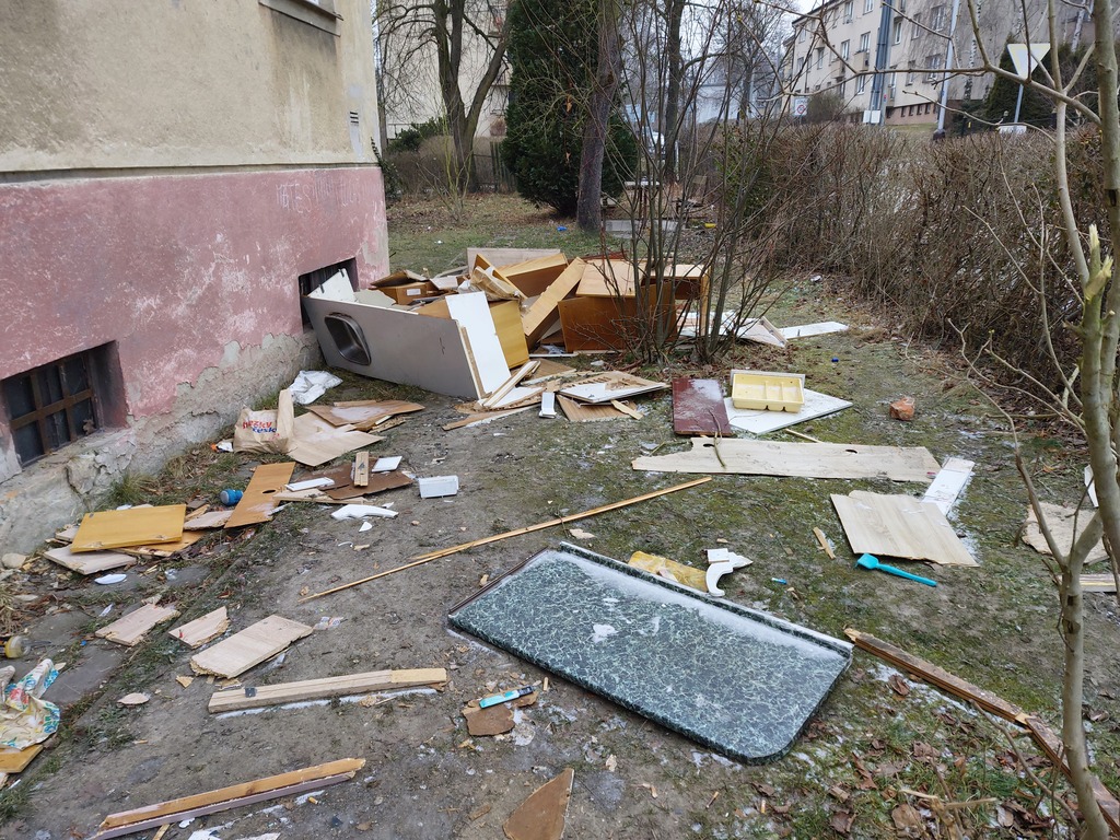 ZLODĚJ ALKOHOLU POLAPEN, ČERNÁ SKLÁDKA UKLIZENA