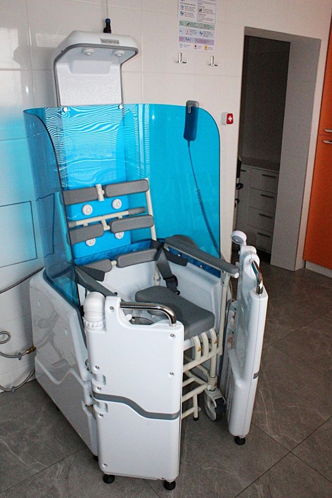 DOMOV VESNA POŘÍDIL AUTOMATICKÉ SPRCHOVACÍ KŘESLO