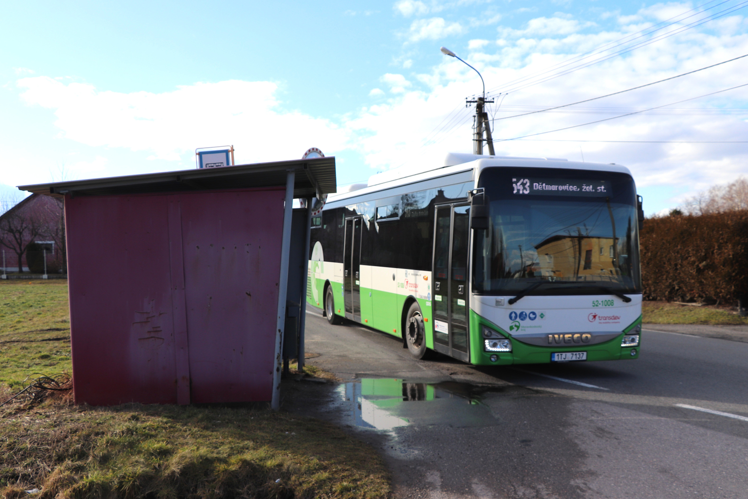 ZASTÁVKY NA ROZHRANÍ BUDOU PRO CESTUJÍCÍ BEZPEČNĚJŠÍ