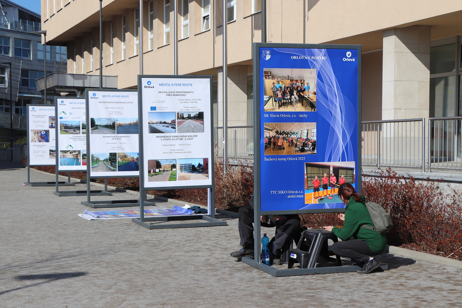 NA NÁMĚSTÍ JE K VIDĚNÍ MĚSTO, KTERÉ ROSTE