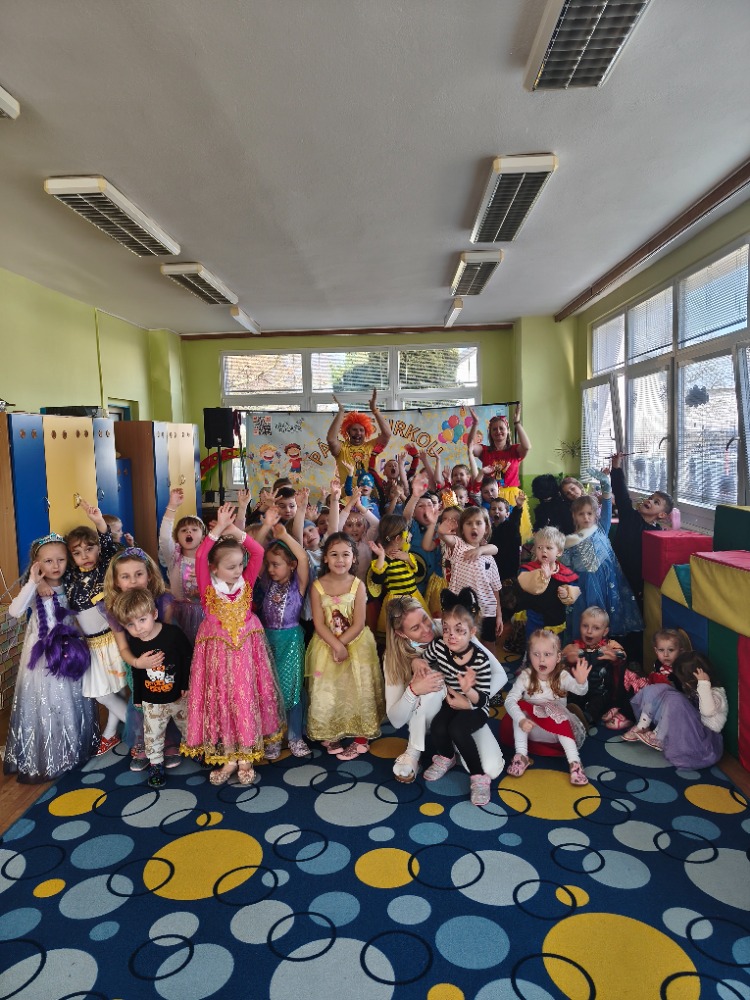 MŠ Na Vyhlídce - Barevný karneval plný tance a soutěží