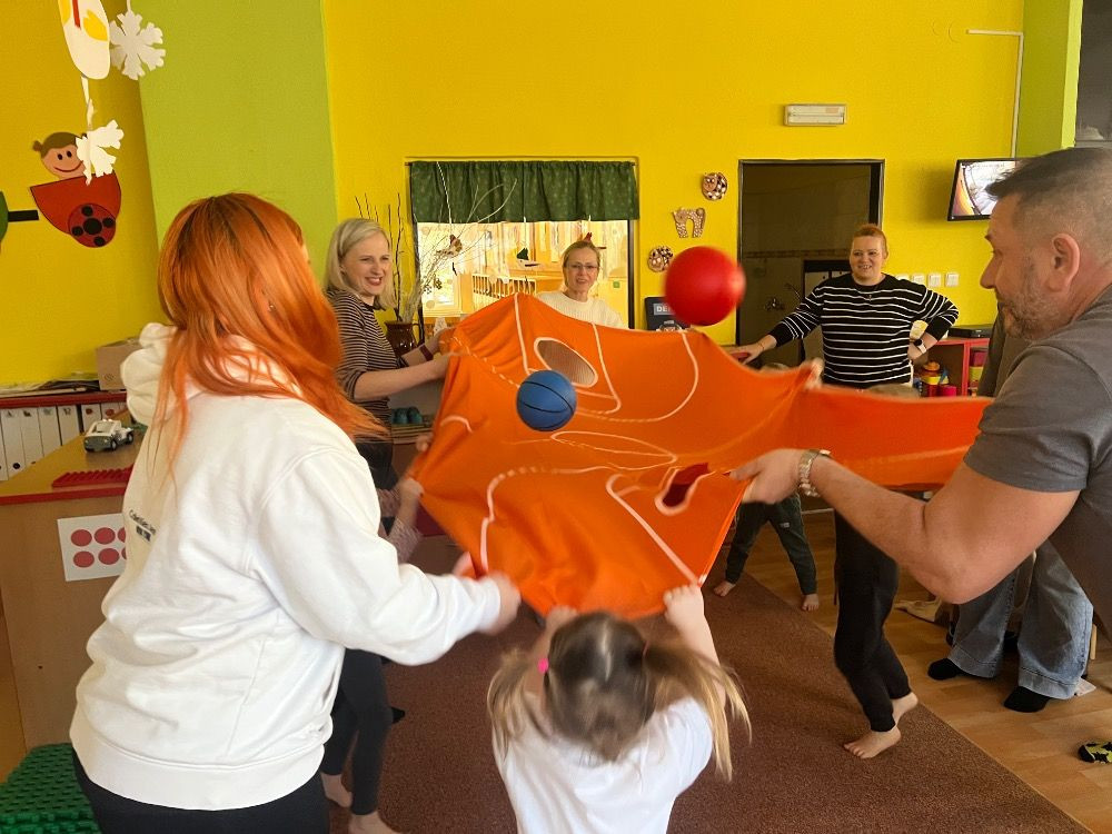 MŠ Okružní - Odpolední cvičení rodičů a dětí ze třídy motýlků