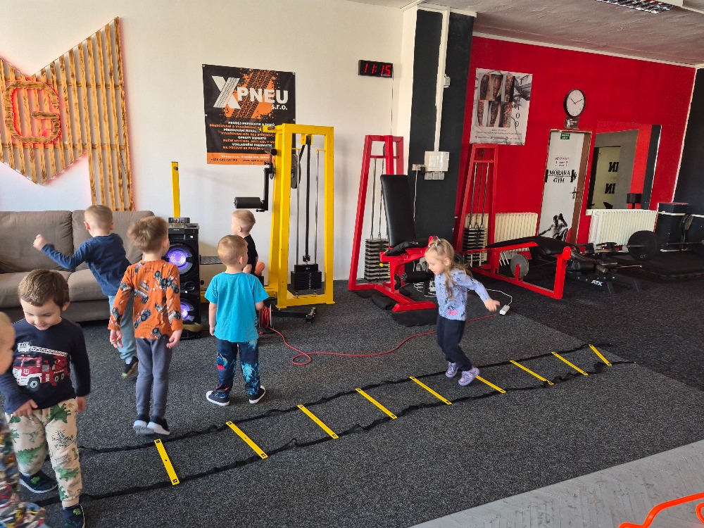 MŠ Lesní - Cvičili jsme v „netradičním“ prostředí