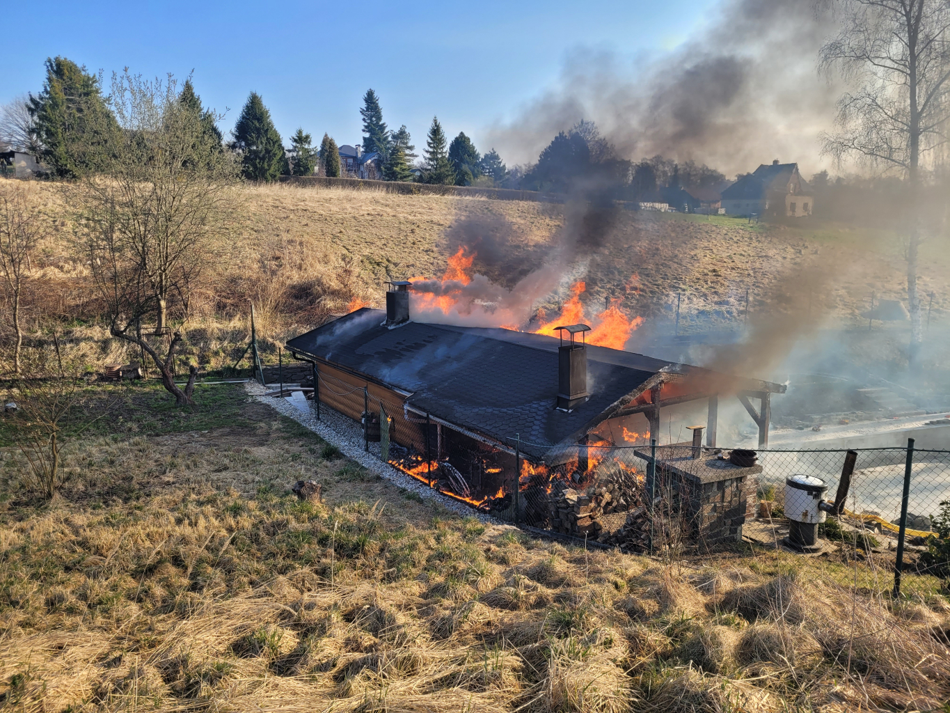 POŽÁR ZAHRADNÍHO DOMKU ZPŮSOBIL ŠKODU 700 TISÍC