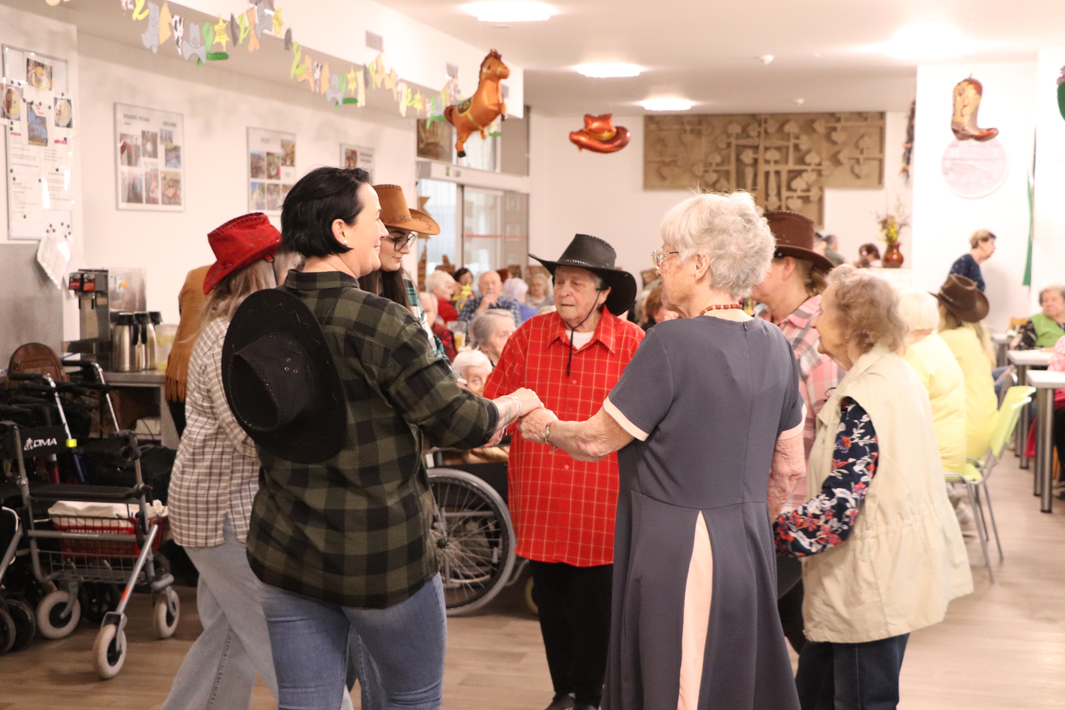 DOMOV VESNA SE VČERA PROMĚNIL V DIVOKÝ ZÁPAD