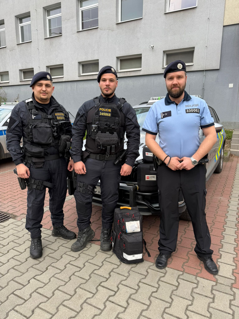 POLICISTÉ ZACHRÁNILI SENIORA, KTERÝ ZKOLABOVAL NA SLUŽEBNĚ